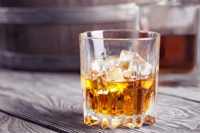 明亮的面威士忌酒杯
