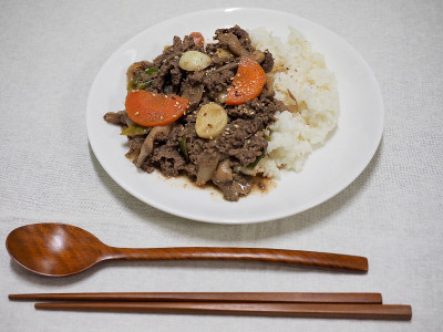 亚洲食物韩式烤肉，一碗上面放韩式烤肉的米饭