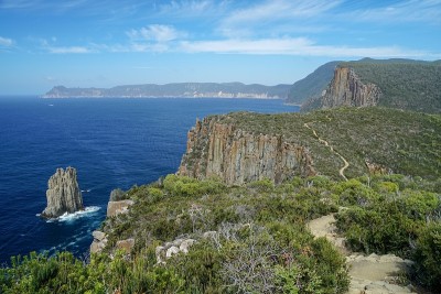 沿着海岸线行走的小路
