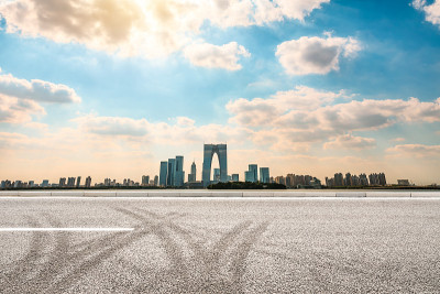 苏州空旷的柏油路和美丽的城市天际线