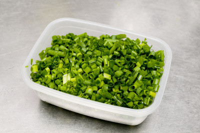 用塑料食物容器装的切碎的大葱