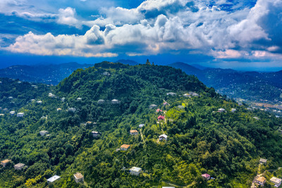 360 VR鸟瞰图的森林和山脉在夏季。无人机景观