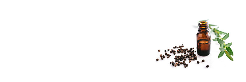 在白色背景下分离的黑胡椒精油