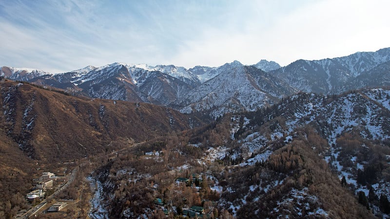 高高的雪峰耸立在远处。无人机的观点