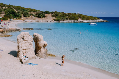 希腊克里特岛伊斯特隆Voulisma海滩热带海滩，一对夫妇在希腊度假