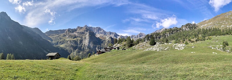 Walser小镇Follu，有木材和石头小屋，高山，森林和牧场，在夏季，在Val d'Otro山谷，