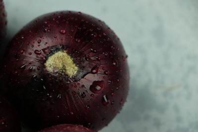 背景是甜红洋葱
