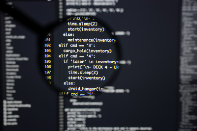 真正的Python代码开发屏幕。编程工作流抽象算法概念。放大后可见的Python代码行。