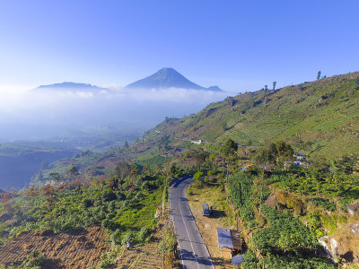 山峰被云覆盖的山地景观