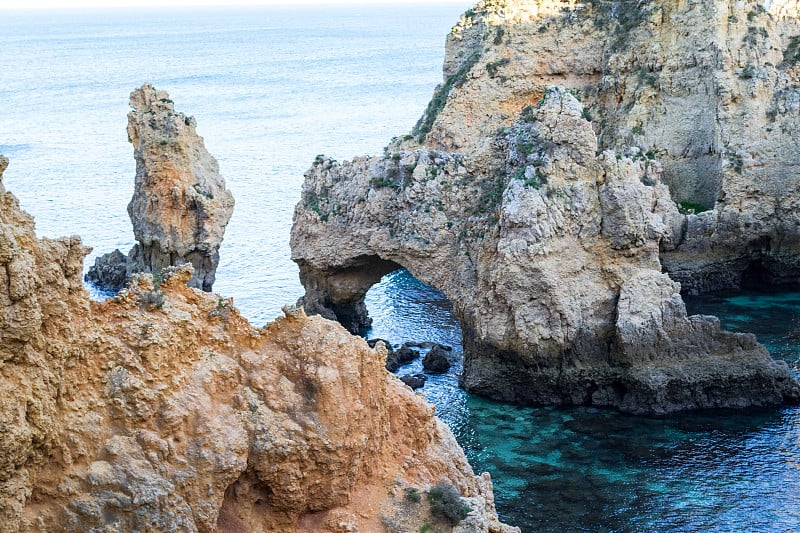 Ponta da Piedade的悬崖和岩层(拉各斯，葡萄牙)