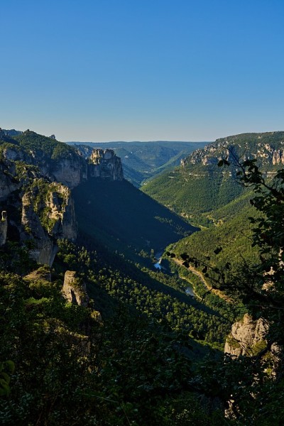 峡谷中有塔恩河，日出时有峡谷杜塔恩的光影