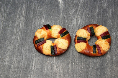 roscón, rosca de Reyes或国王蛋糕是一种甜的面团面包，上面装饰着蜜饯或蜜饯水果，