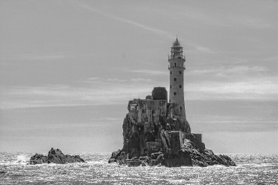 爱尔兰西科克Fastnet Rock灯塔的黑白照片