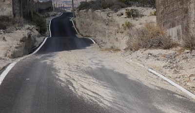 有各种斜坡的次要道路