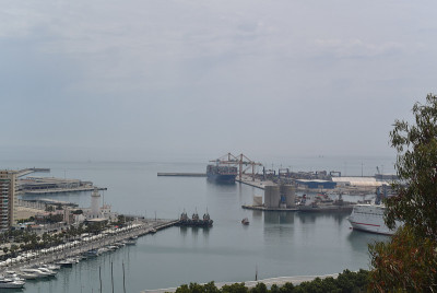 西班牙。马拉加。历史悠久的市中心全景照片。La Farola灯塔的景色。码头的景色。海景。