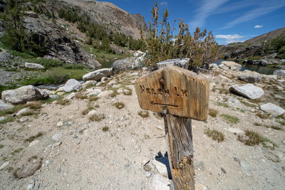 加州内华达山脉东部徒步旅行路线上的海伦湖标志