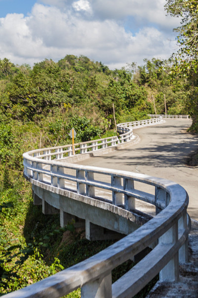 关塔纳摩和巴拉科阿之间的La Farola路