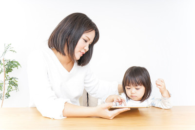 孩子使用手机