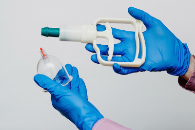 真空泵和罐的hijama。武器。在白色的背景上
