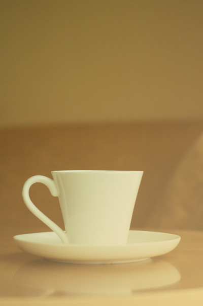 咖啡杯放在木桌上