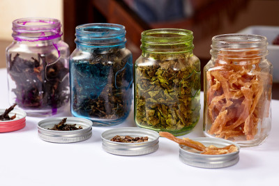 排彩罐与一些脱水有机产品。