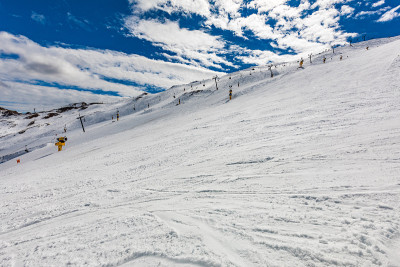 新西兰山全景和滑雪斜坡从皇冠峰滑雪胜地，皇后镇