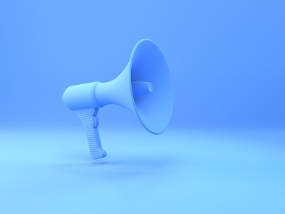 粉彩蓝色便携无绳扩音器支架在粉彩蓝色背景上的3d渲染。传达你的信息。放大你的观点。引起人们的关注。