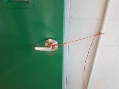 一根电线支撑着一扇绿色的门