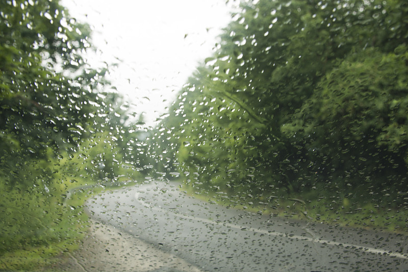 雨打在车窗上