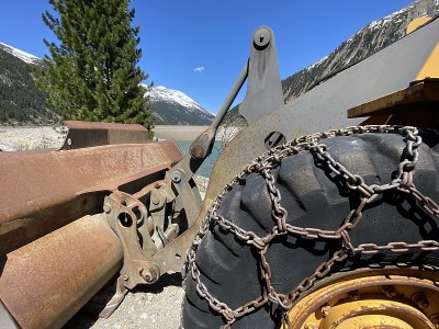 轮式装载机铲式装载机挖掘机施工机器在Schwaz Tyrol地区Zillertal水库大坝水库
