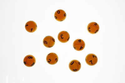 白色背景上有数字的乐透球