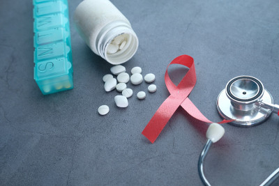 红丝带HIV，药丸和听诊器的黑色背景
