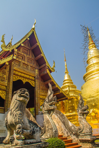 兰那风格的佛教教堂在佛寺(狮子佛)与蓝色的天空背景。Wat Phra Singh是一个重要的佛教寺庙