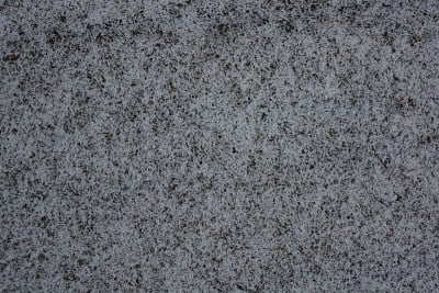 冬天，十二月的小雪花在木头表面上结了一层白霜。