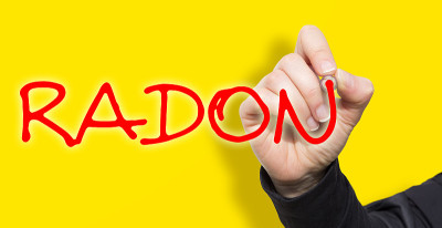 用铅笔在玻璃墙上手写Radon文字-正面视图概念图像