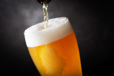啤酒倒入玻璃杯