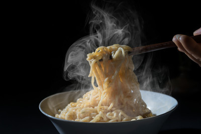 碗里的热面条。