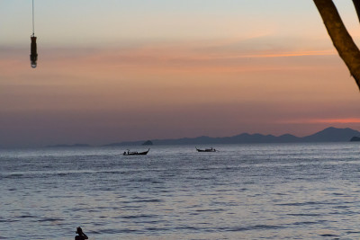 夕阳在泰国海的山上