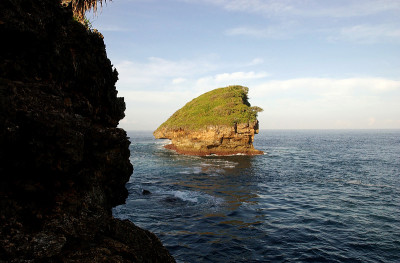 波浪撞击着岩石