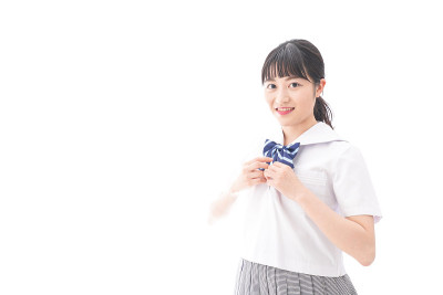 年轻学生穿著制服