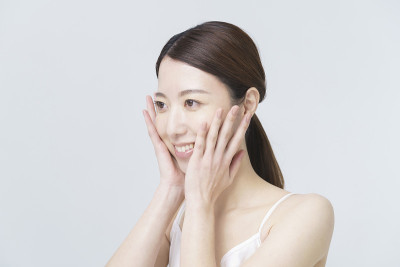 亚洲妇女摸她的脸