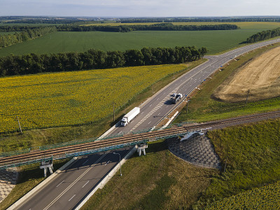载货半挂车在路上行驶。高速公路交叉结。空中俯视图