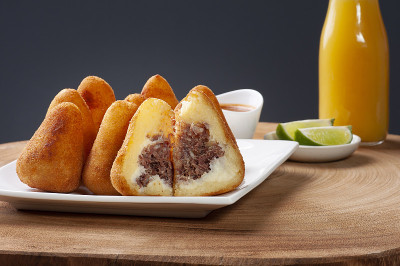 牛肉干coxinha。巴西美食的开胃菜在酒吧和派对。