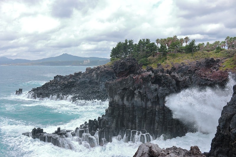 大浦洞柱状节理石柱波浪大海