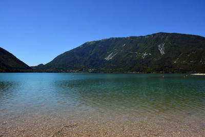 山上清澈的湖水