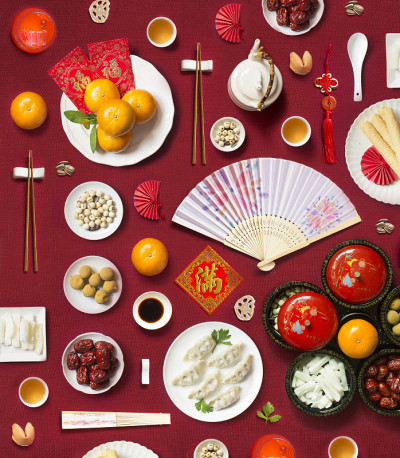 中国新年食物和饮料的一大群物体上的红色背景。