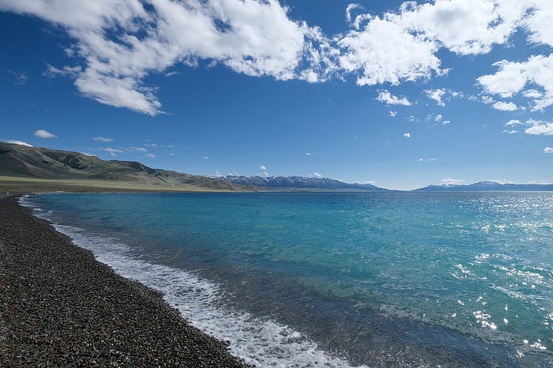 塞勒姆湖的海岸线。阳光下美丽的蓝色海水。