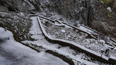 白雪皑皑的楼梯