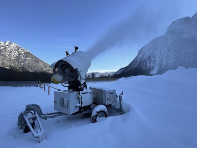 奥地利蒂罗尔施瓦兹地区的阿钦塞，Maurach和Pertisau Karwendel之间的雪炮与挖掘