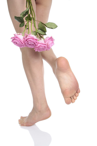 女人的腿和花都白了